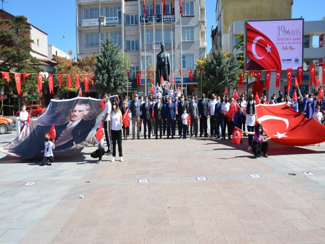 19 MAYIS PANDEMİ GÖLGESİNDE KUTLANDI