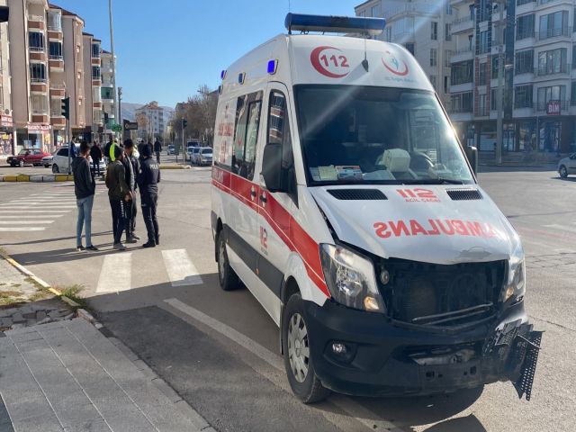 Hasta Taşıyan Ambulansla Otomobil Çarpıştı: 1 Yaralı