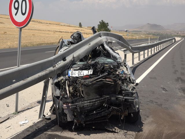 Hurdaya Dönen Araçtan 2 Yaralı Olarak Kurtuldular