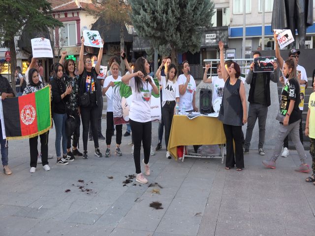 İranlı, Afganlı ve Suriyeli Kadınlar Saçlarını Keserek İran Rejimini Protesto Ettiler