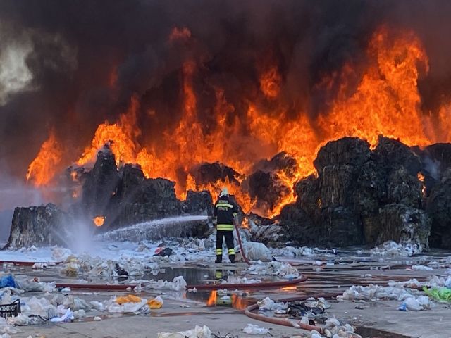 Aksaray OSB'de Geri Dönüşüm Fabrikasında Korkutan Yangın