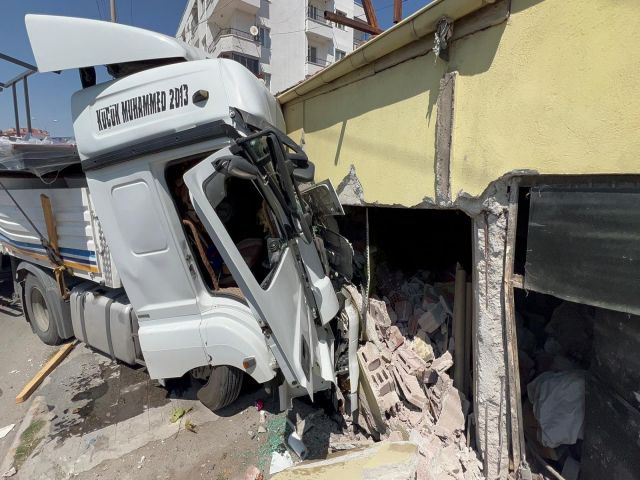 Lastiği Patlayan Tır Boş Dükkana Daldı: 1 Yaralı