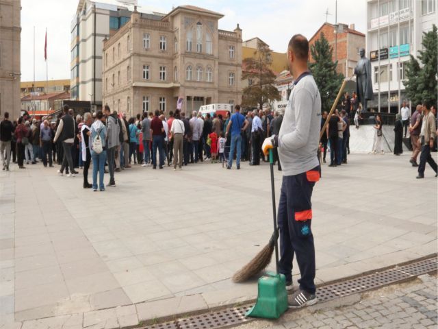 "1 MAYIS'I AĞIR BİR EKONOMİK KRİZİN ORTASINDA KARŞILIYORUZ"