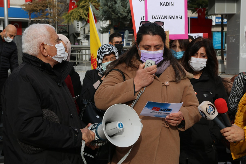 "KADINA YÖNELİK ŞİDDET POLİTİKTİR"