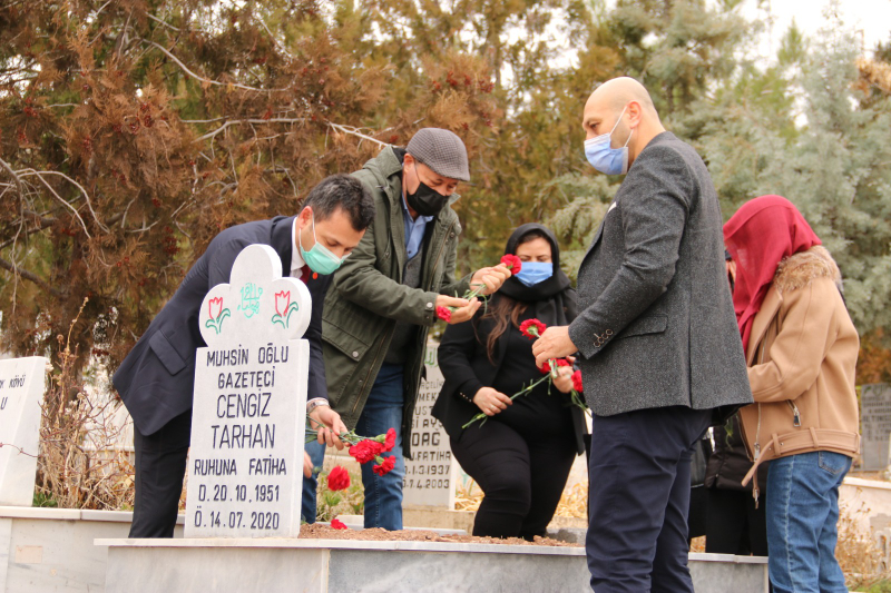 VEFAT EDEN GAZETECİLERİ KABRİ BAŞINDA ANDI