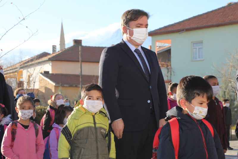 YÜZYÜZE EĞİTİMDE İLK DERS ZİLİ ÇALDI