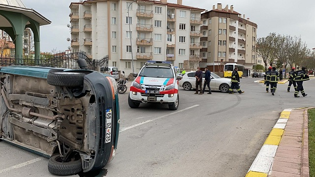 Kavşakta 2 araç çarpıştı: 2 yaralı