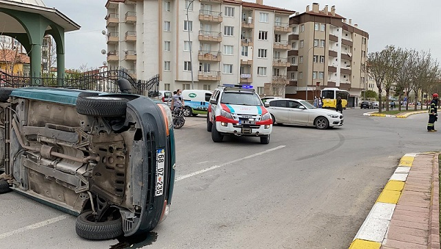 Kavşakta 2 araç çarpıştı: 2 yaralı