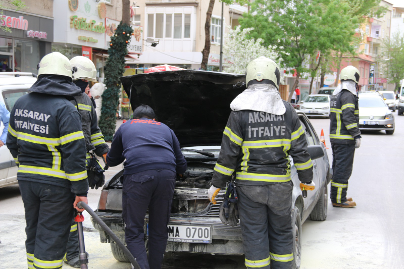 Seyir halindeki otomobil bir anda alev aldı