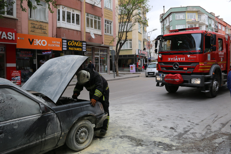Seyir halindeki otomobil bir anda alev aldı