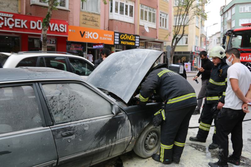 Seyir halindeki otomobil bir anda alev aldı