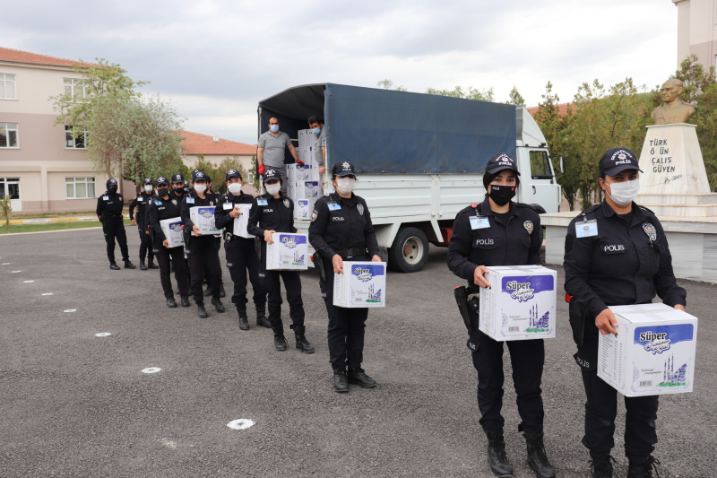 Geleceğin polisleri ihtiyaç sahiplerine destek verdi