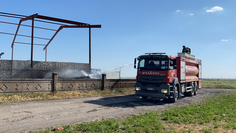 Geri dönüşüm tesisinin kâğıt deposunda elektrik yangını