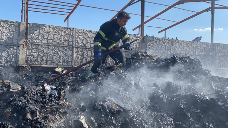 Geri dönüşüm tesisinin kâğıt deposunda elektrik yangını