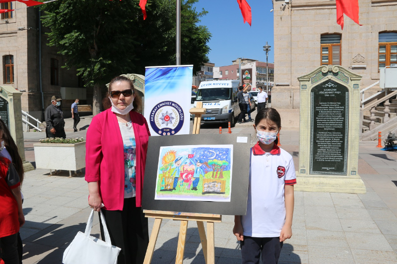 Minik Ressamların Kalp Gözünden Polis Amcaları