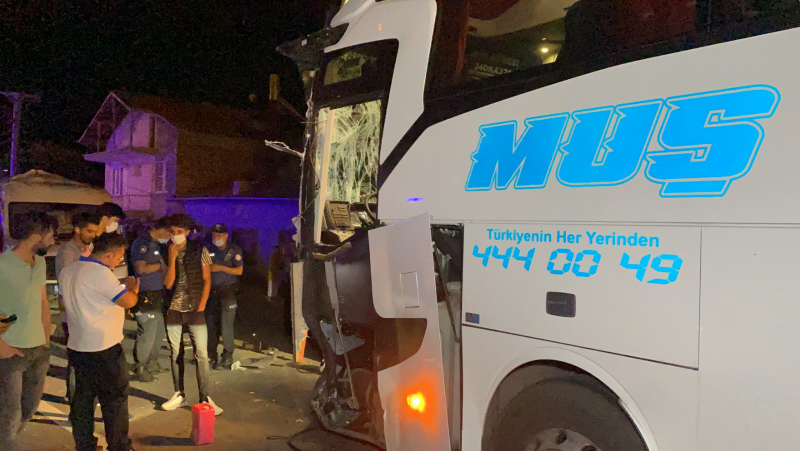 OTOBÜS İLE TİCARİ ARAÇ ÇARPIŞTI 3’Ü ÇOCUK 10 YARALI