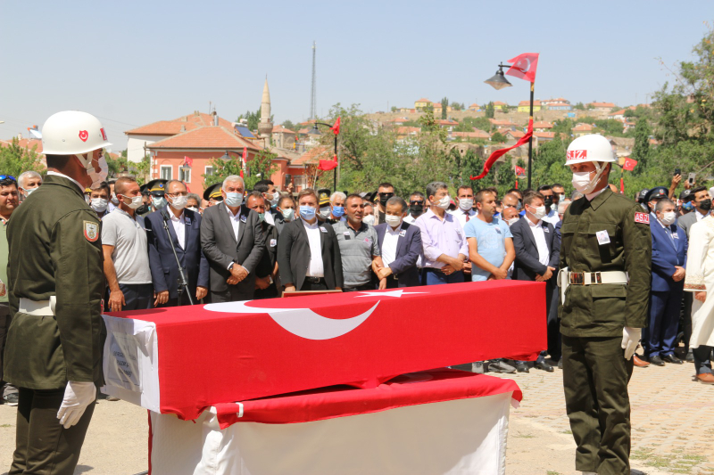 ŞEHİDİN KIZ KARDEŞİ “BEN AĞABEYİMSİZ NE YAPARIM?”