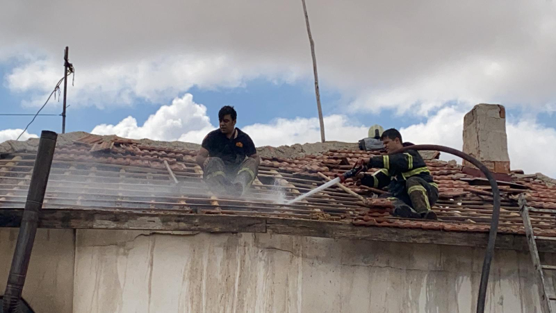 Yanan evde itfaiye ve vatandaşın yangın seferberliği