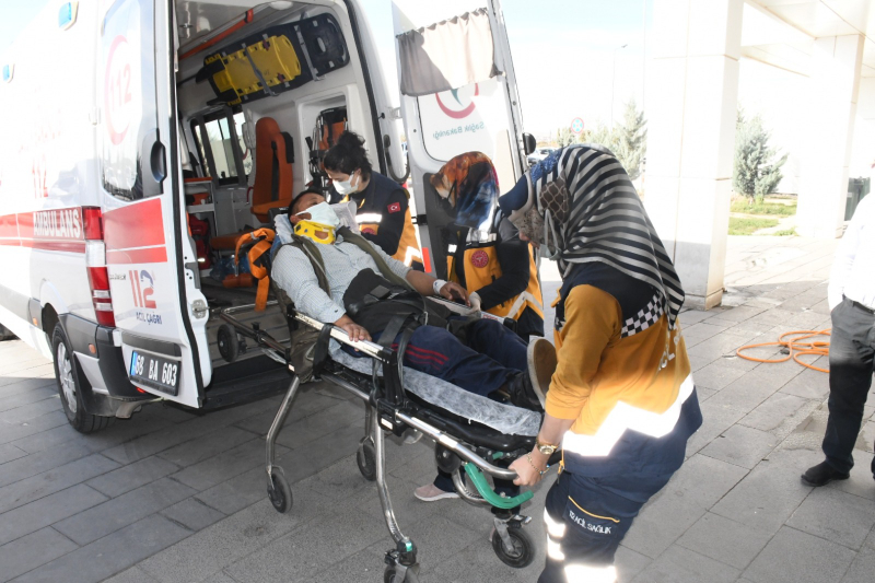 Aksaray-Konya Karayolu’nda Aynı Yönde Seyreden Kamyona Kırmızı Işıkta Arkadan Çarpan Minibüsteki 4 kişi Yaralandı