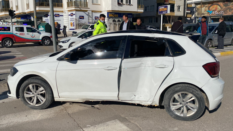 Hasta Taşıyan Ambulansla Otomobil Çarpıştı: 1 Yaralı