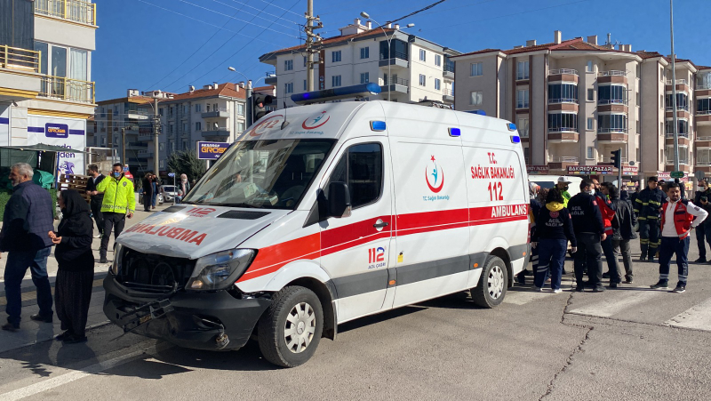 Hasta Taşıyan Ambulansla Otomobil Çarpıştı: 1 Yaralı