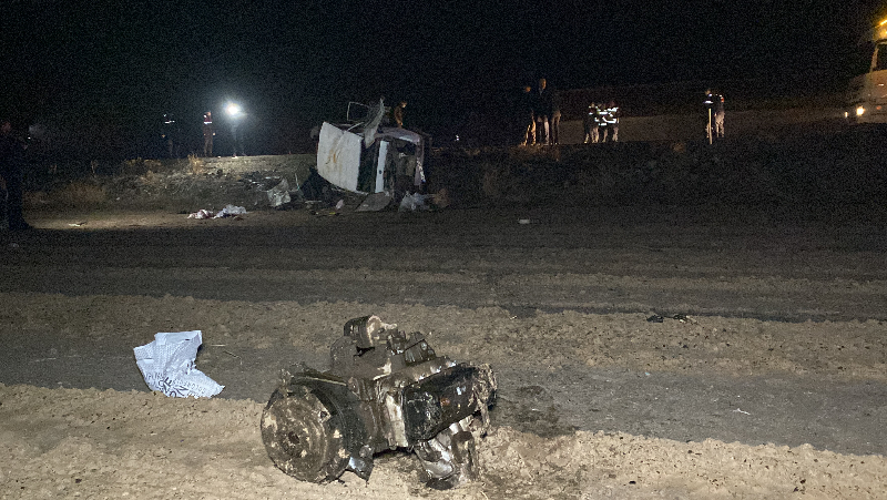 AKSARAY’DA İKİ OTOMOBİL ÇARPIŞTIĞI FECİ KAZADA 7 KİŞİ ÖLÜ