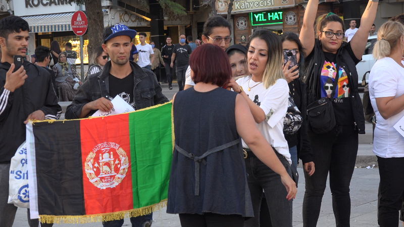 İranlı, Afganlı ve Suriyeli Kadınlar Saçlarını Keserek İran Rejimini Protesto Ettiler