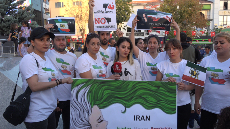 İranlı, Afganlı ve Suriyeli Kadınlar Saçlarını Keserek İran Rejimini Protesto Ettiler