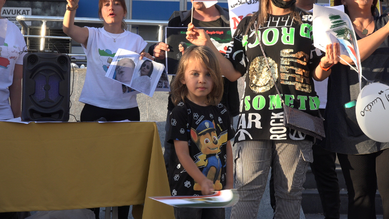 İranlı, Afganlı ve Suriyeli Kadınlar Saçlarını Keserek İran Rejimini Protesto Ettiler