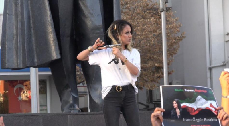 İranlı, Afganlı ve Suriyeli Kadınlar Saçlarını Keserek İran Rejimini Protesto Ettiler