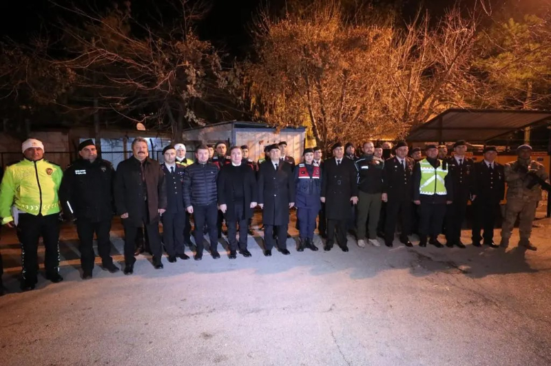 YENİ YILI POLİS VE JANDARMA NOKTALARINDA KARŞILADI