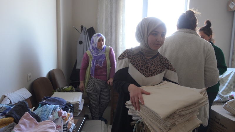 Depremzedeler Aksaray'daki KYK Yurtlarına Yerleştirildi: Halk Haberi Alınca Yardım Paketleriyle Yurtlara Akın Etti