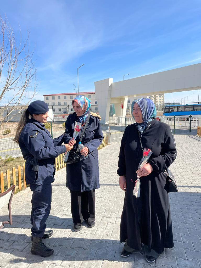 Jandarma, 8 Mart'ta Kadınları Unutmadı: Karanfil Dağıtıldı