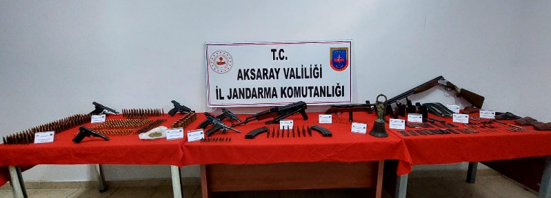 Aksaray’da Jandarmanın Operasyon Yaptığı Ev Adeta Cephanelik Çıktı