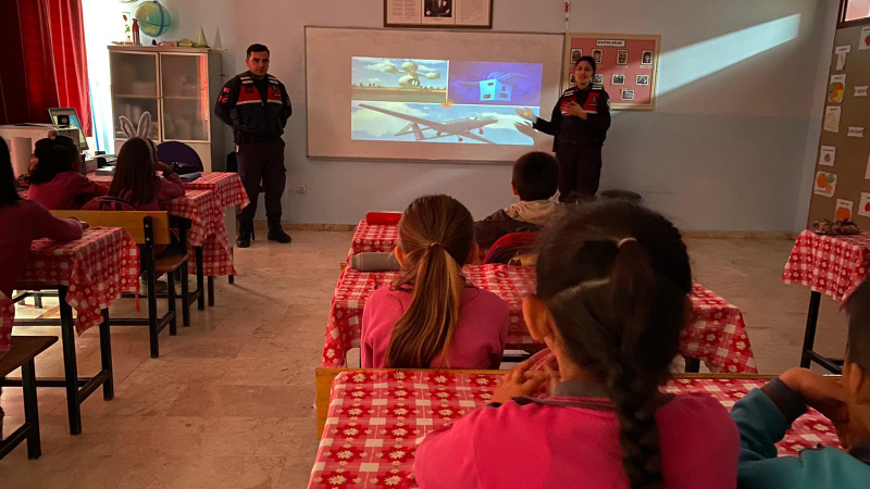 Jandarma, Öğrencileri Güvenli İnternet Konusunda Bilgilendirdi