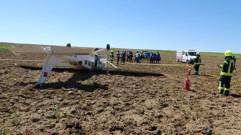 Aksaray'da Sivil Eğitim Uçağı Düştü: 2 Pilot Yaralandı