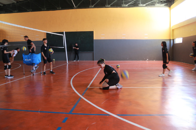 Milli Sporcu Emre Şenol Aksaray'da Geleceğin Voleybolcularını Yetiştiriyor