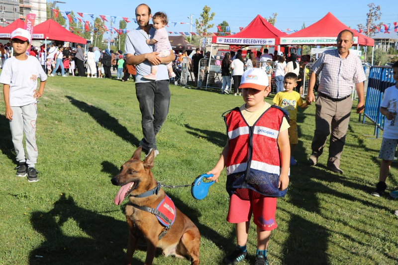 Narkotik Köpeği Yaman, Çocukların Gözdesi Oldu