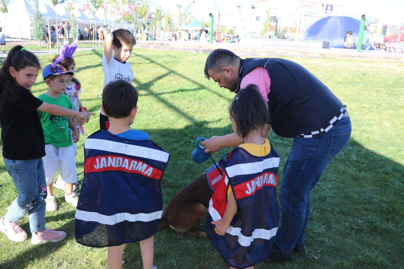 Narkotik Köpeği Yaman, Çocukların Gözdesi Oldu