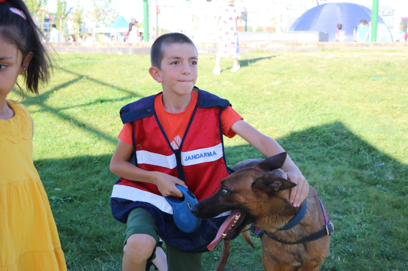 Narkotik Köpeği Yaman, Çocukların Gözdesi Oldu