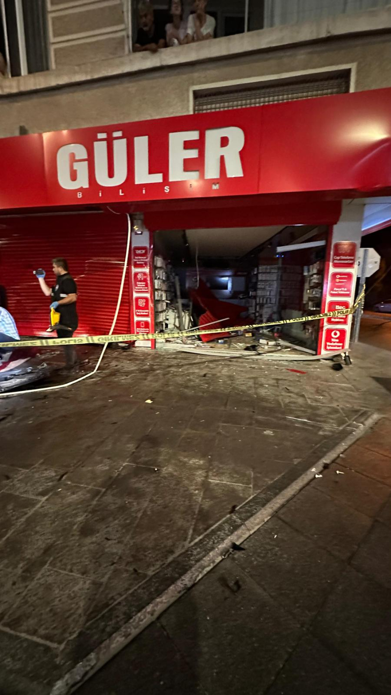 Hızını Alamayan Gurbetçi Sürücü İş Yerine Girdi