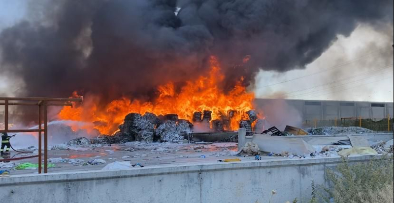 Aksaray OSB'de Geri Dönüşüm Fabrikasında Korkutan Yangın