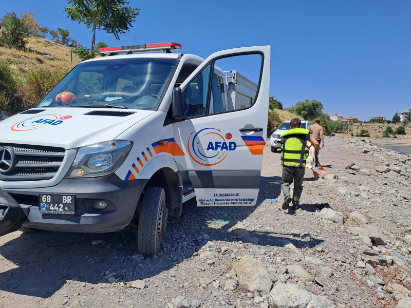 Gölette Olta İpine Takılan Pelikanın İmdadına Yetkililer Koştu