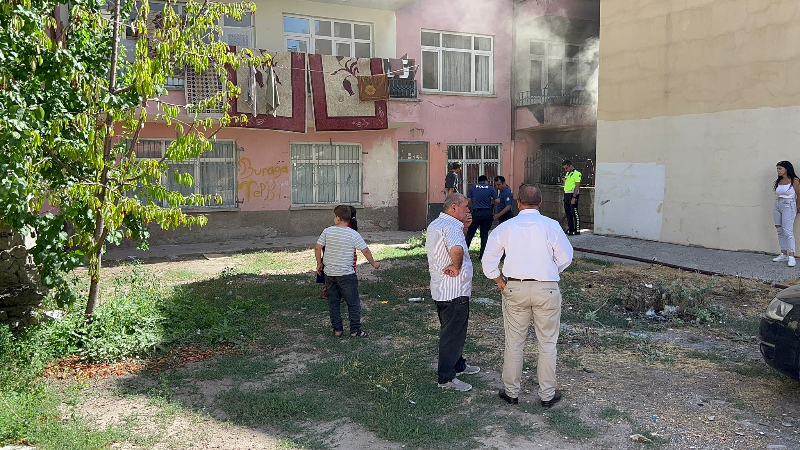 Terzi Deposu Olarak Kullanılan Dairede Çıkan Yangın Korkuttu