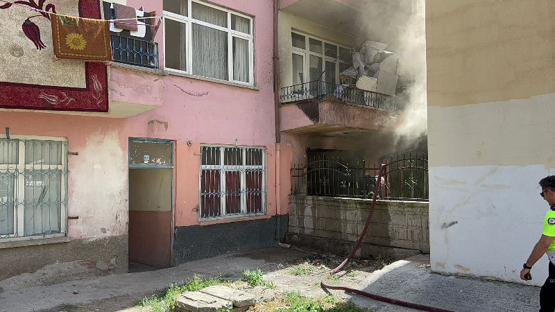Terzi Deposu Olarak Kullanılan Dairede Çıkan Yangın Korkuttu