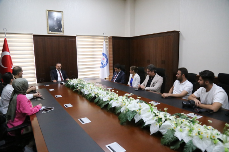 Rektör Arıbaş: Dost, Acıyı Tatlı Söyler