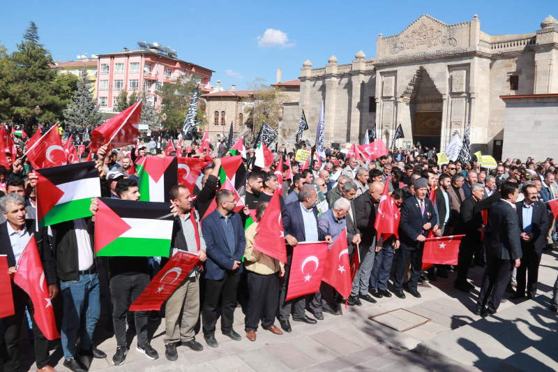 Ulu Camii'de "Kahrolsun İsrail" Sesleri Yükseldi