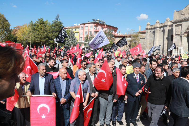 Ulu Camii'de "Kahrolsun İsrail" Sesleri Yükseldi