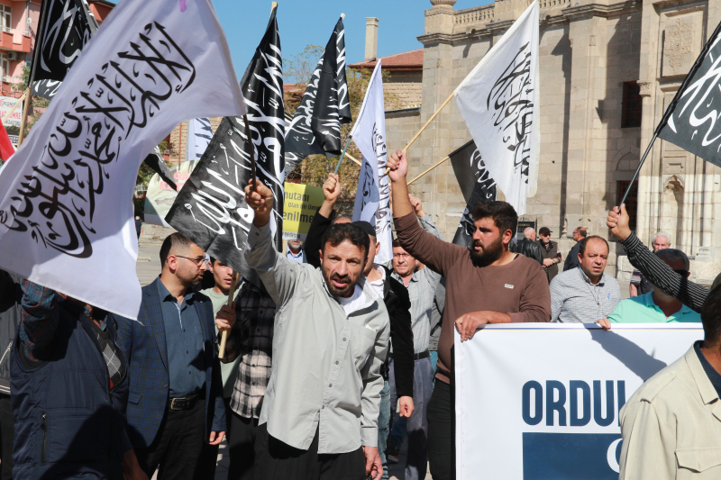 Ulu Camii'de "Kahrolsun İsrail" Sesleri Yükseldi