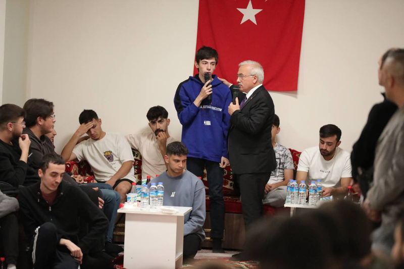 Vali Kumbuzoğlu, Üniversite Öğrencilerine Kulak Verdi